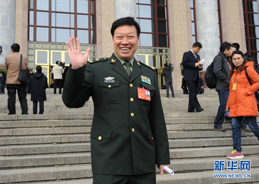 政協(xié)委員揮手話別：明年兩會(huì)再相見(jiàn)