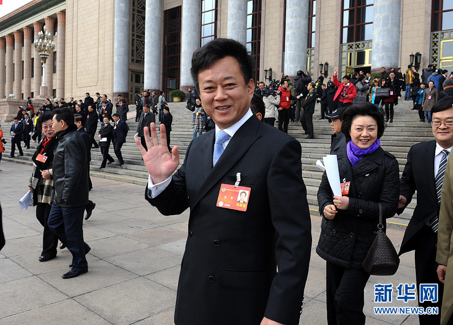 政協(xié)委員揮手話別：明年兩會再相見