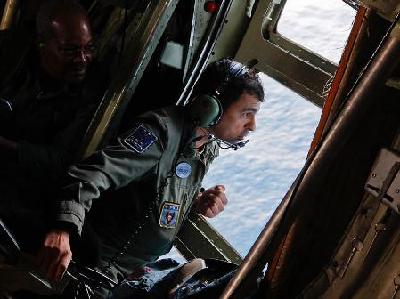 法航飛機或在空中解體 黑匣子恐難找到(圖)