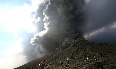 布羅莫火山噴出高達800米高濃煙