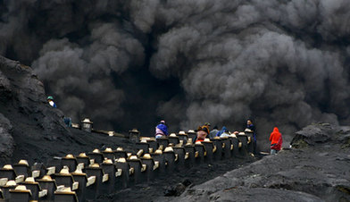 布羅莫火山噴出高達800米高濃煙