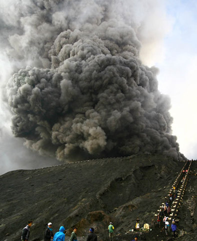 布羅莫火山噴出高達800米高濃煙