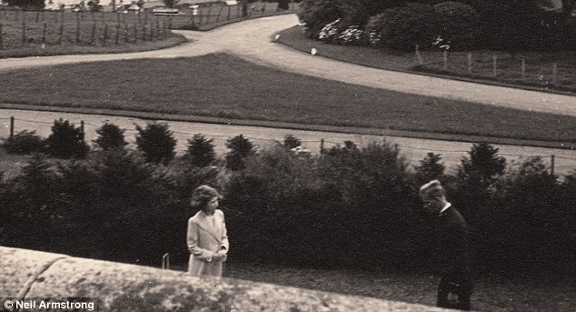 英媒公布女王與丈夫72年前首次見面照片