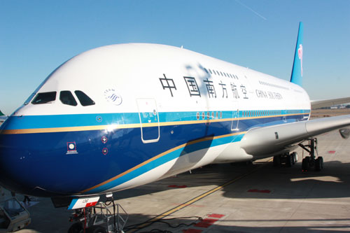 空中客車公司向南航交付中國首架A380飛機