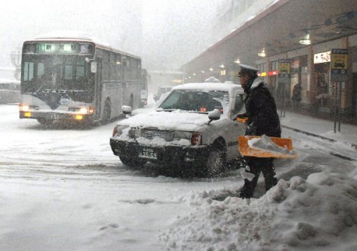 日本北部暴雪致56人喪生 交通中斷積雪深達4米