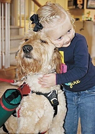 服務犬背氧氣瓶隨時陪伴 病重女孩享自由生活