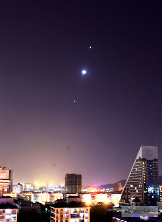 福州：夜空上演“雙星抱月”