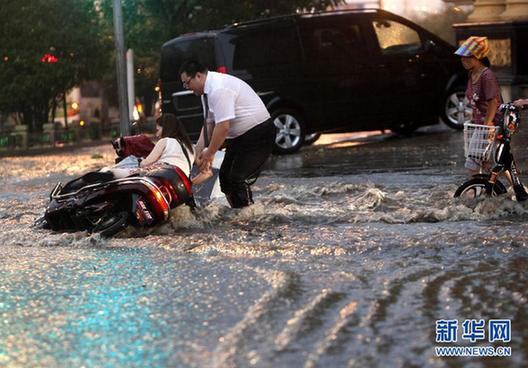 河南洛陽“白領哥”雨中助人走紅網絡