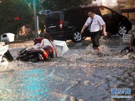 河南洛陽“白領哥”雨中助人走紅網絡