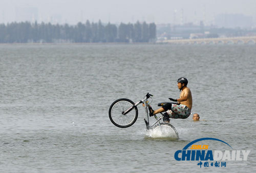 武漢極限運(yùn)動(dòng)愛(ài)好者“跳湖”度夏