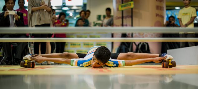 印度11歲滑旱冰高手貼地滑過17厘米高長桿創紀錄