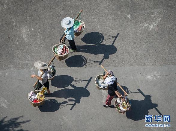 多地遭遇高溫天——青島海濱浴場成“人海”