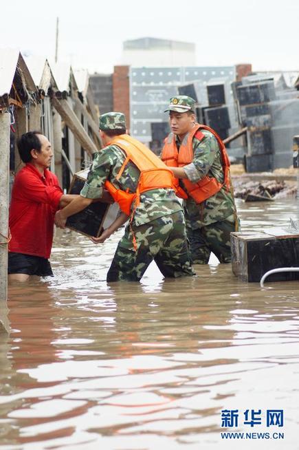 臺風暴雨逼停京哈線70趟列車 沖鋒舟進車站