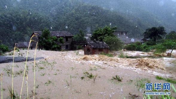 臺風暴雨逼停京哈線70趟列車 沖鋒舟進車站
