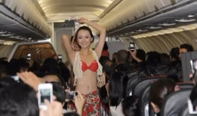 越南航班提供美艷比基尼表演 乘客叫好當局罰款