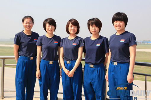 空軍女飛行員順利完成殲-10戰機首次單飛