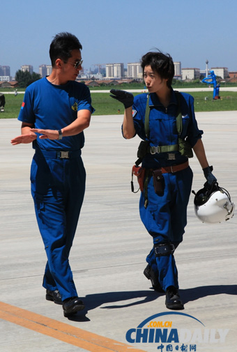 空軍女飛行員順利完成殲－10戰機首次單飛