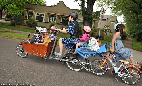 美國媽媽巧改自行車 同時送6個子女上學(圖)