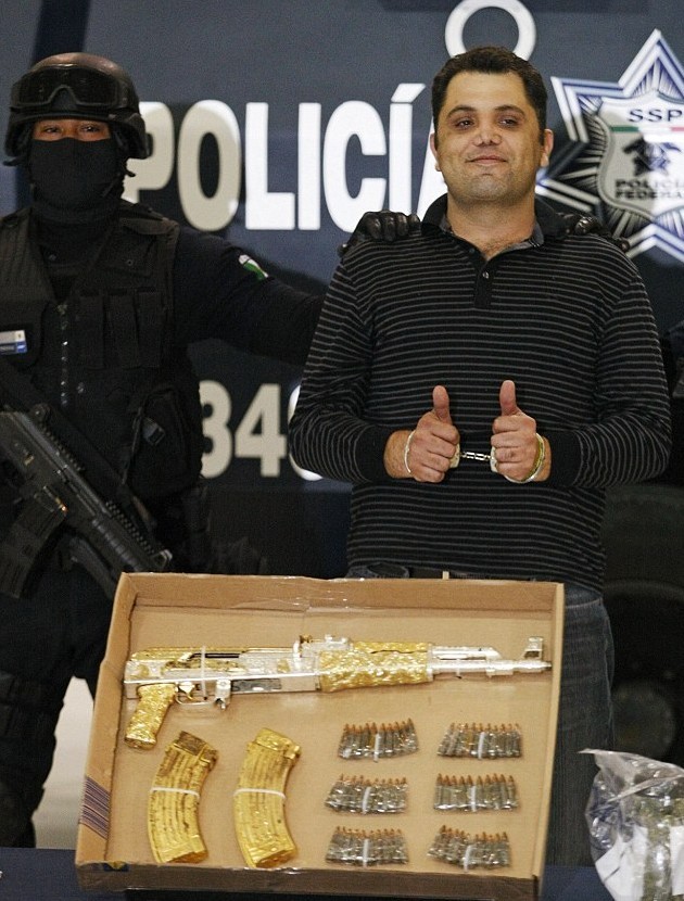 墨西哥毒梟落網豎起拇指供記者拍照 警方展示其鑲金AK47