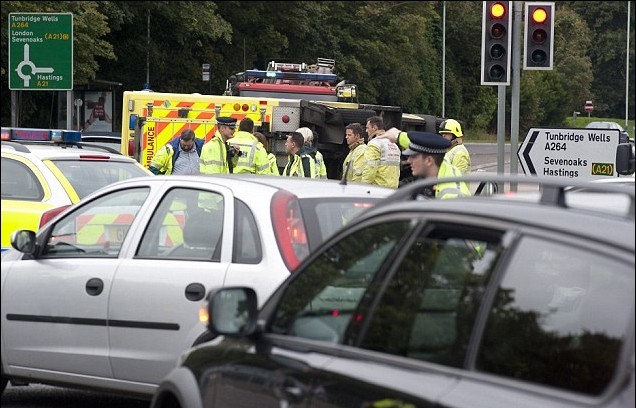 英救護車執行任務途中被撞翻 醫護人員嬉戲留影遭詬病