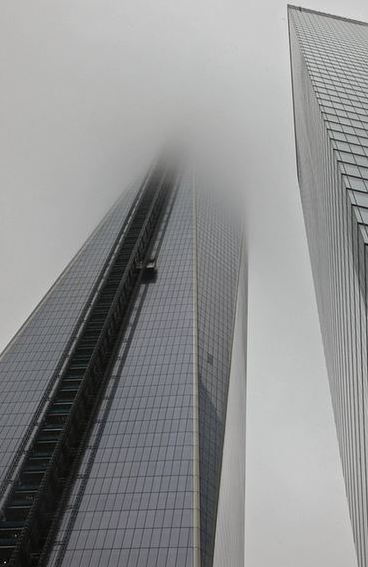 圖:紐約濃霧中化身空中之城 自由女神分外神秘