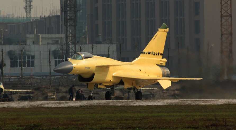 組圖：網友拍國產殲10B戰機近期頻繁滑跑試飛