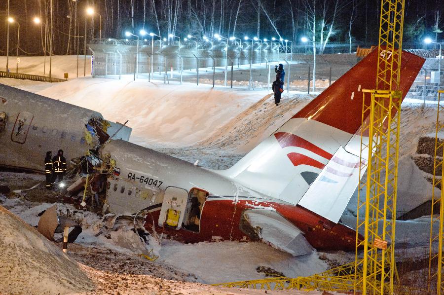 俄客機降落時沖出跑道斷裂至少4人死亡 或駕駛員失誤所致