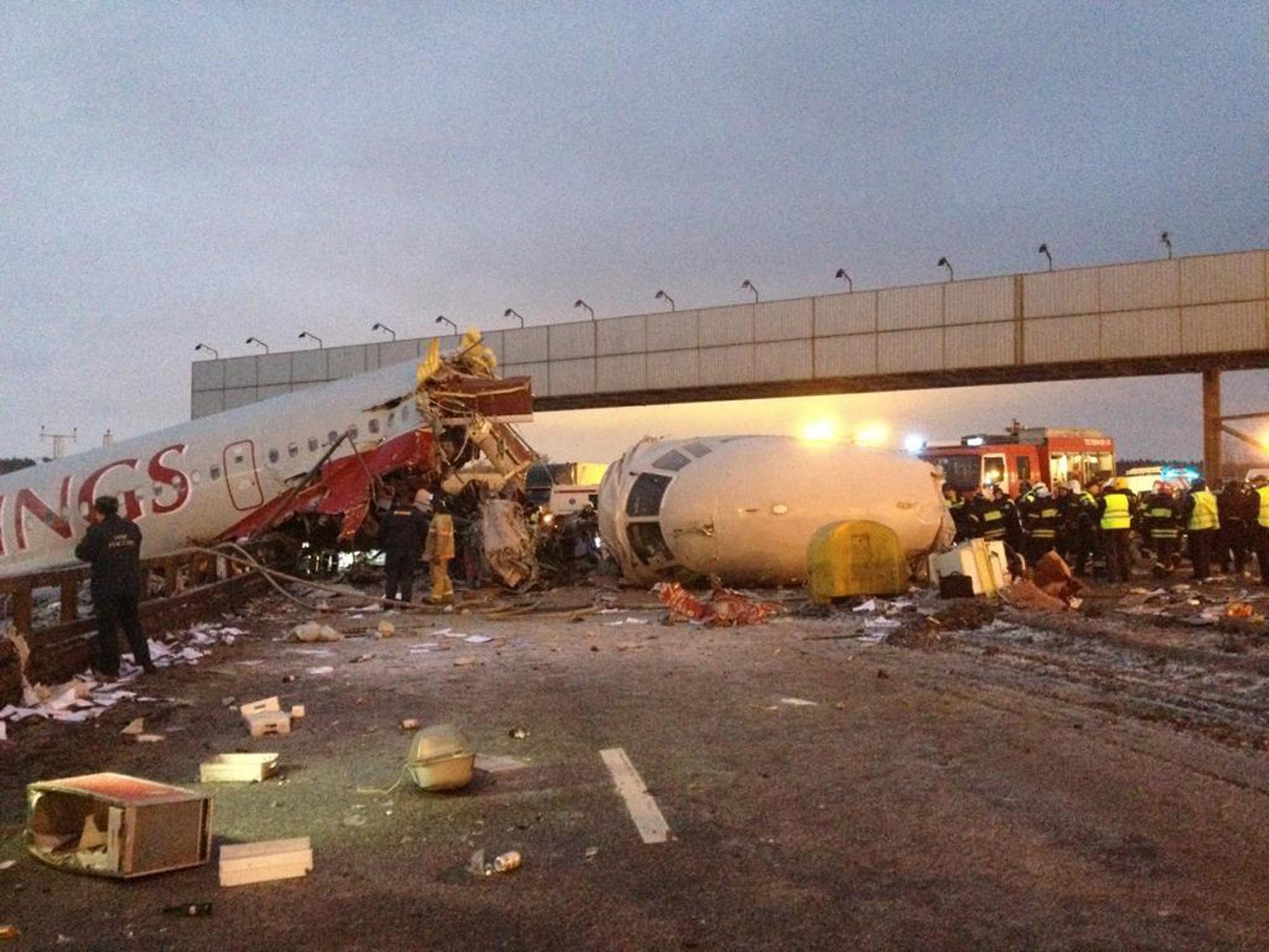俄客機(jī)降落時(shí)沖出跑道斷裂至少4人死亡 或駕駛員失誤所致
