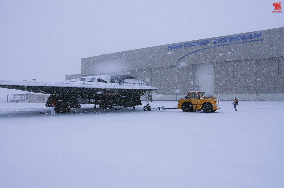 美軍最昂貴隱形戰機大雪天屋外挨凍