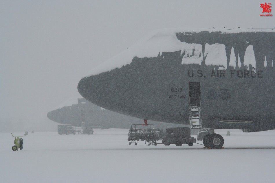 美軍最昂貴隱形戰機大雪天屋外挨凍