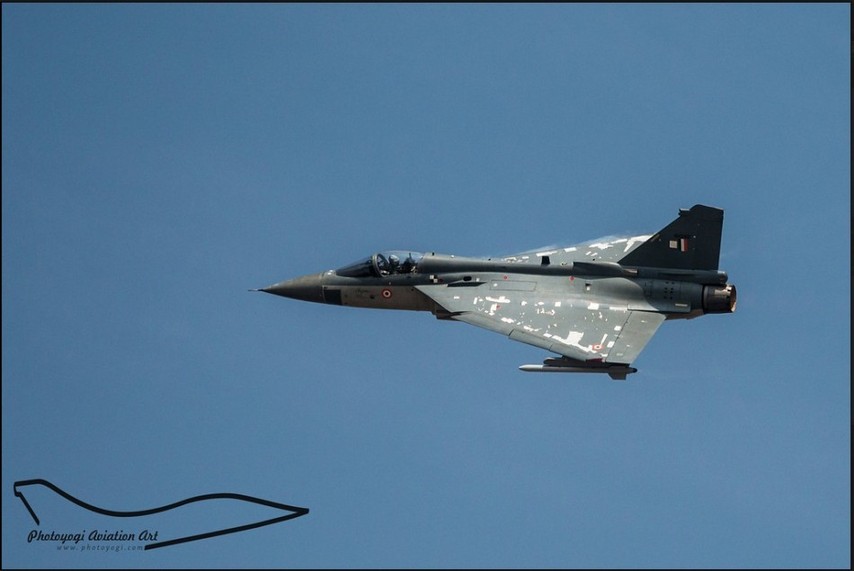 高清：印度國產LCA輕型戰機賣力表演展示機動性能