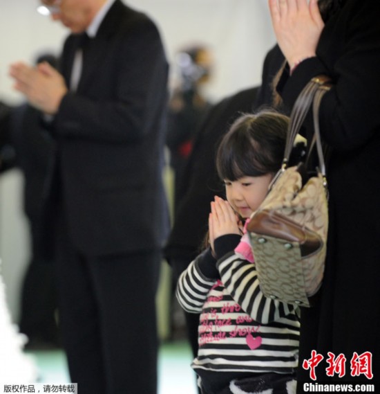大批日本民眾重回災區 紀念