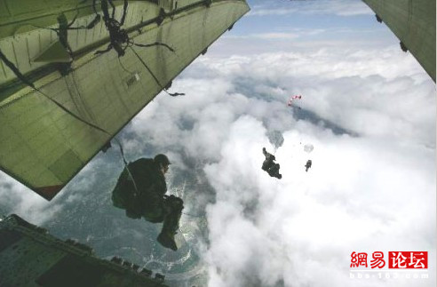 [組圖]曝光大地震中的空中救援部隊