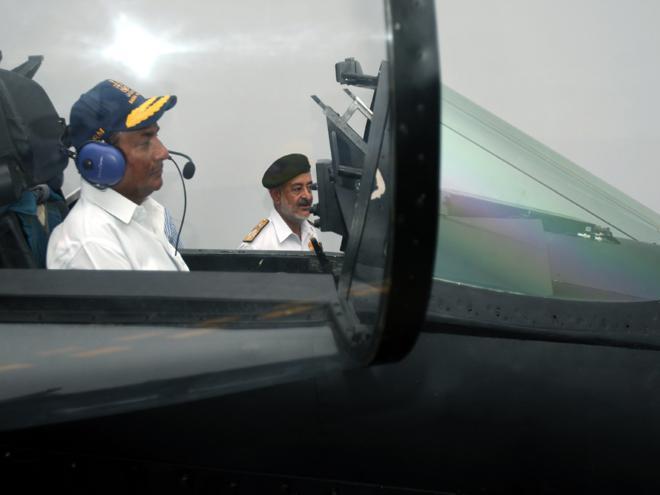 印度海軍米格-29KUB艦載戰機服役現場圖曝光