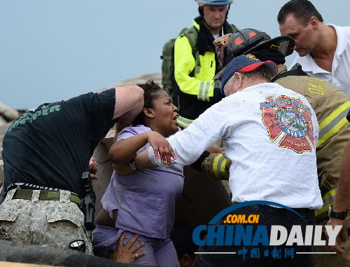 美國(guó)俄克拉荷馬市郊遭龍卷風(fēng)重創(chuàng) 近百人死亡