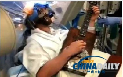 社交媒體直播大型腦部手術 患者術間邊彈吉他邊唱歌