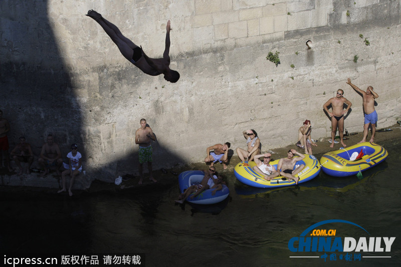 波斯尼亞舉辦年度傳統高臺跳水比賽 玩的就是心跳