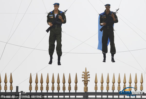 組圖：俄羅斯傘兵靜止懸掛半空 慶祝空軍節