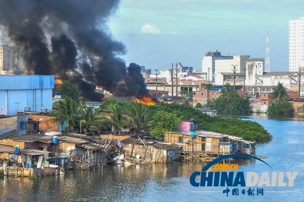 巴西累西腓社區發生火災 超百戶人家無家可歸（圖）