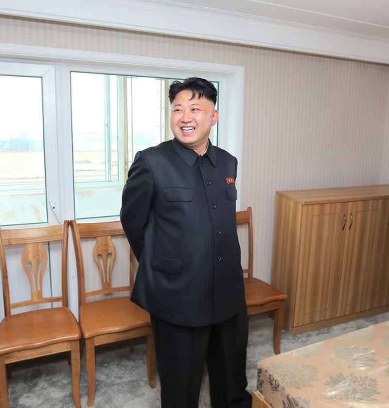 金正恩視察在建住宅事無(wú)巨細(xì) 親自體驗(yàn)床具