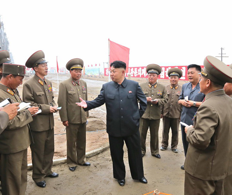 金正恩視察在建住宅事無(wú)巨細(xì) 親自體驗(yàn)床具
