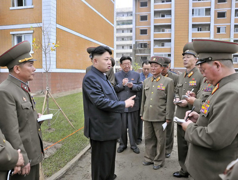 金正恩視察在建住宅事無巨細 親自體驗床具