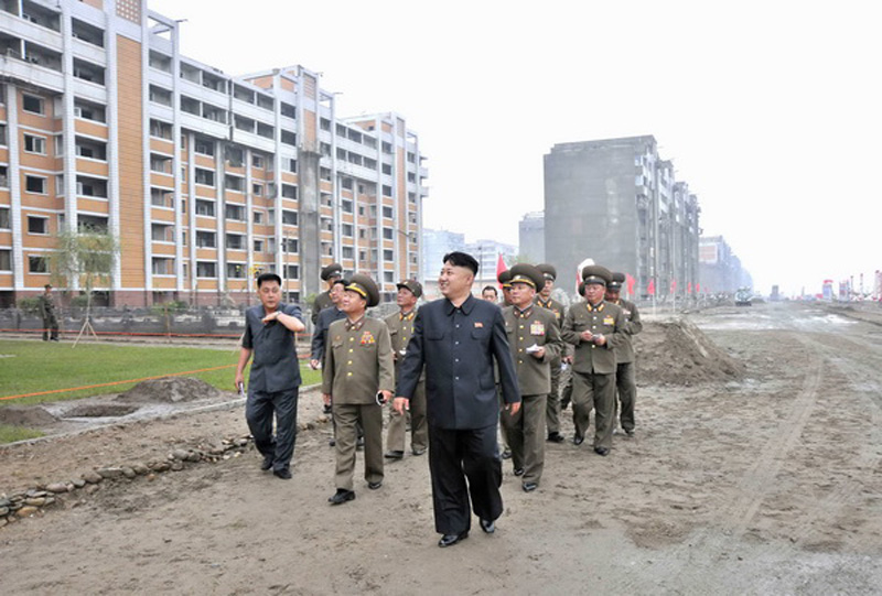 金正恩視察在建住宅事無巨細(xì) 親自體驗(yàn)床具