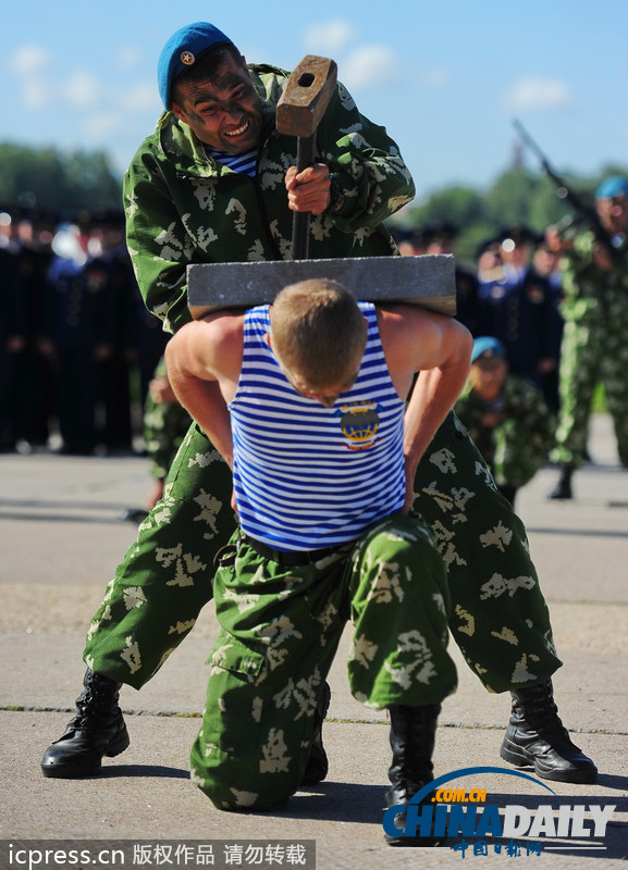 俄羅斯傘兵秀十八般武藝 慶?？哲姵闪?01周年（高清組圖）
