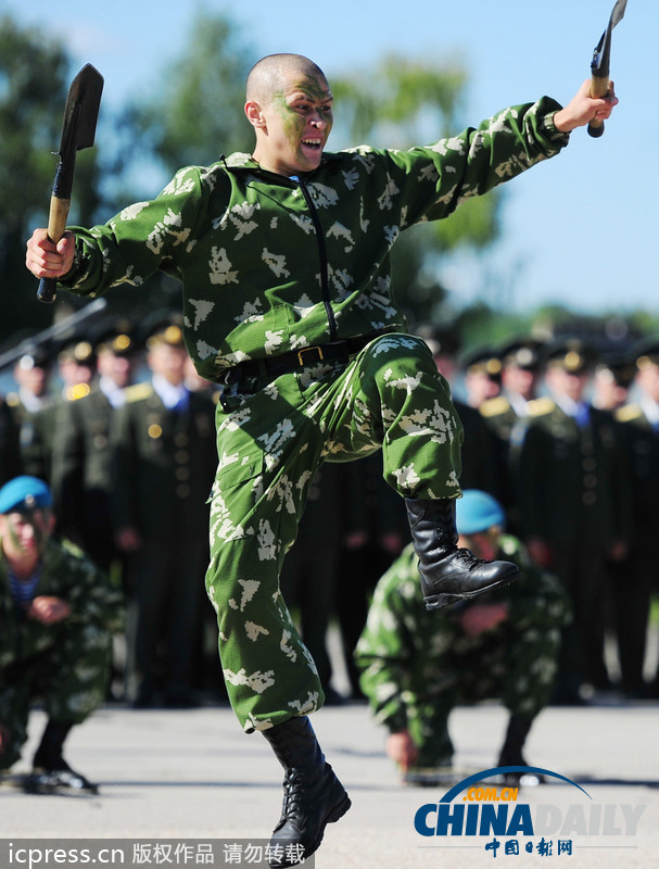 俄羅斯傘兵秀十八般武藝 慶祝空軍成立101周年（高清組圖）