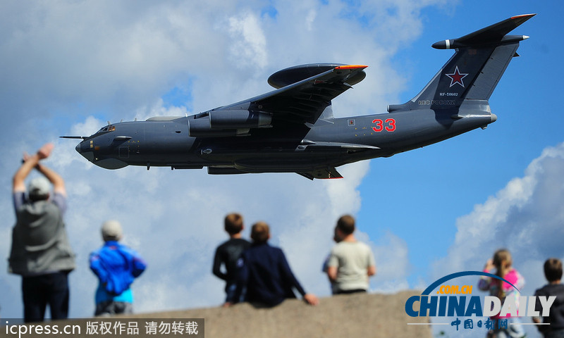 俄羅斯傘兵秀十八般武藝 慶祝空軍成立101周年（高清組圖）