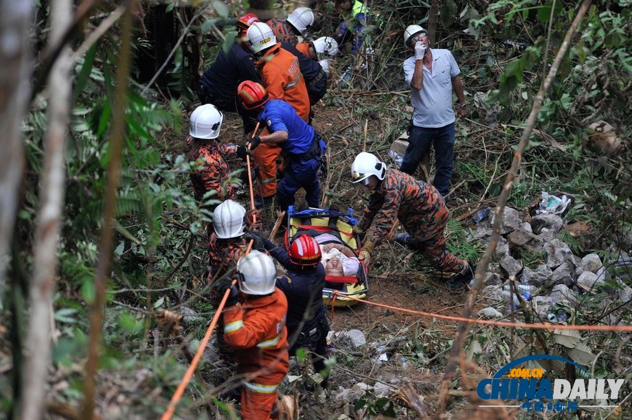 馬來西亞公交車墜崖已致33人死亡 其中24名華人（高清組圖）