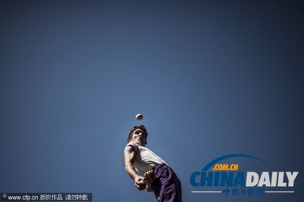 法國舉辦“街頭戲劇節(jié)” 藝術(shù)家激情表演超涼爽