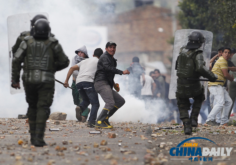 哥倫比亞數(shù)百人聲援抗議農(nóng)民 與防暴警察爆發(fā)沖突