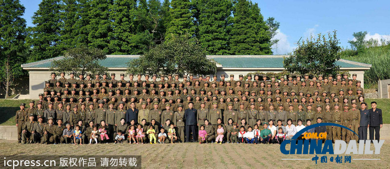 金正恩視察月乃島防御部隊 被民眾包圍